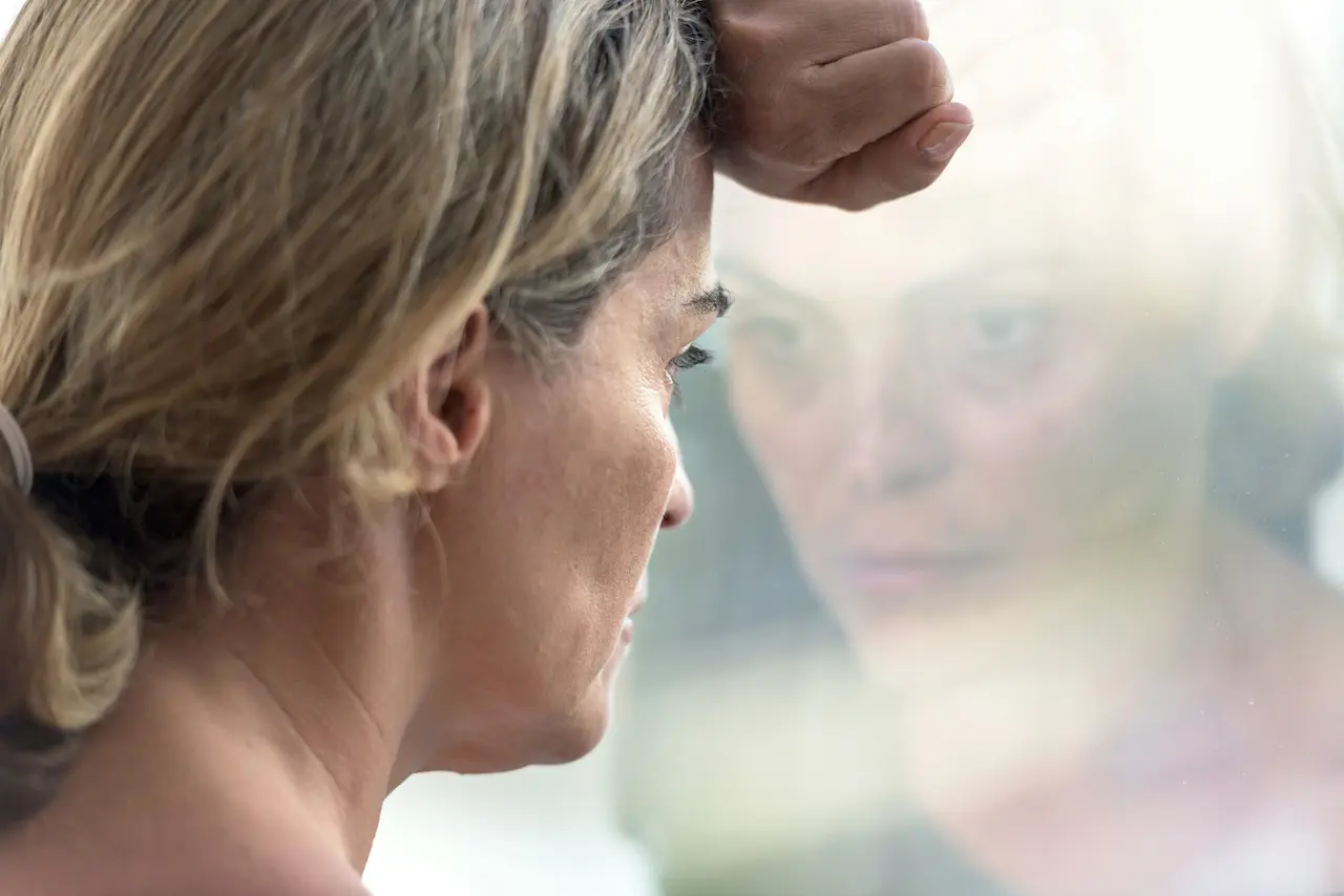 Vrouw met een peinzende blik